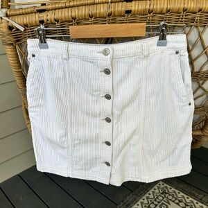 Women’s size medium M Abercrombie & Fitch white corduroy skirt with pockets